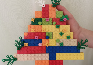 Kolorowa choinka – kompozycja z klocków Lego